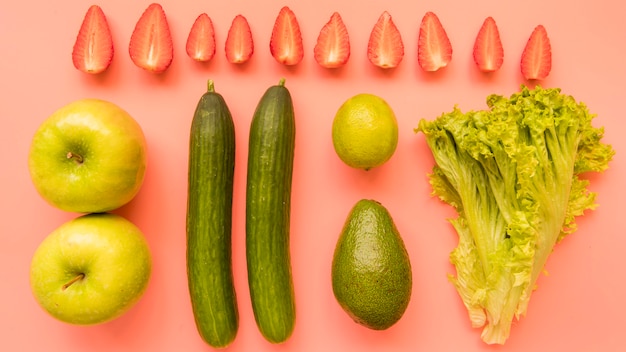 Free photo top view green fruits and vegetables with strawberries