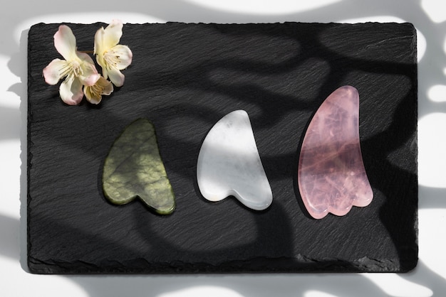 Free photo top view gua sha tools and flowers