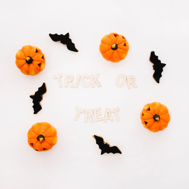 Free photo top view halloween concept with four pumpkins and bats