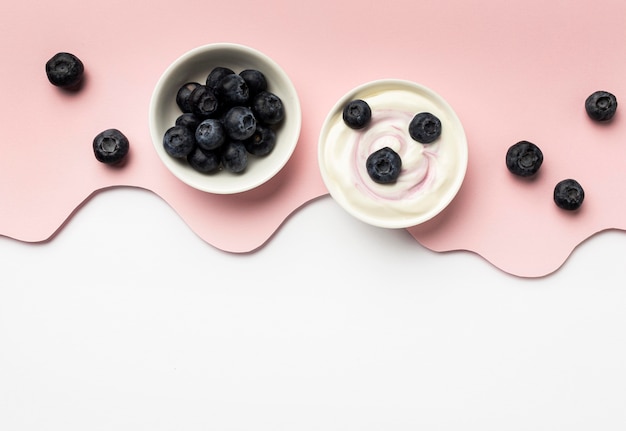 Free photo top view healthy breakfast meal with yogurt arrangement