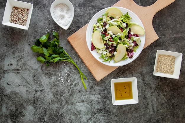 Free photo top view healthy salad on table