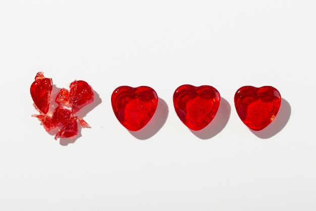 Free photo top view over  heart shaped lollipops