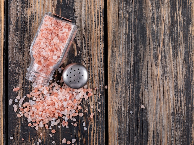 Free photo top view of himalayan salt coming out of open salt shaker