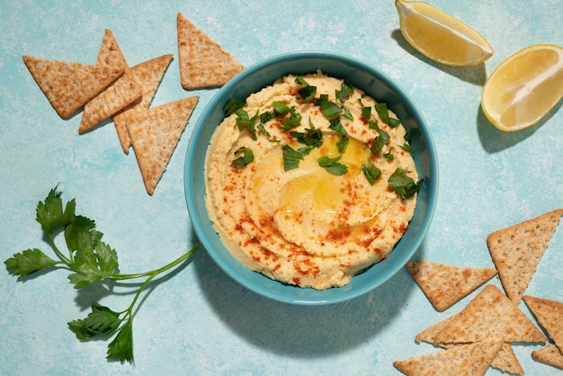 Free photo top view hummus and crackers arrangement