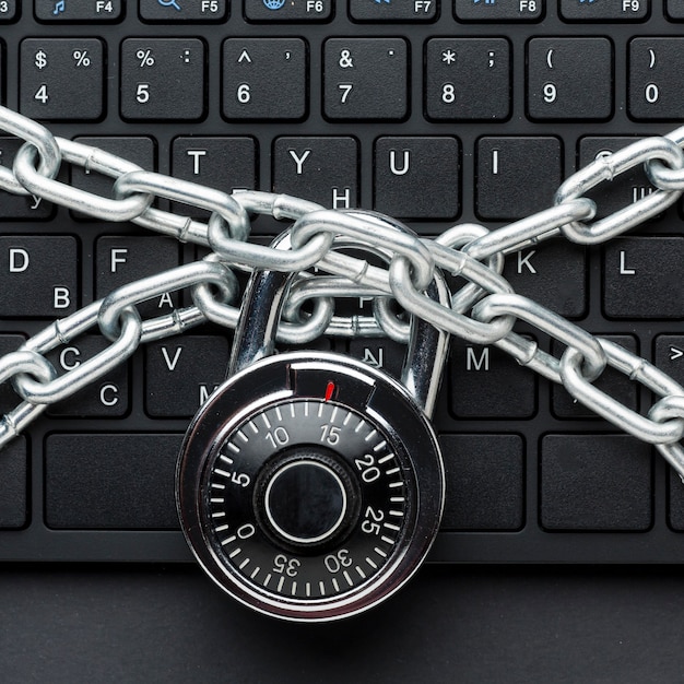 Free photo top view of keyboard with lock and metal chain