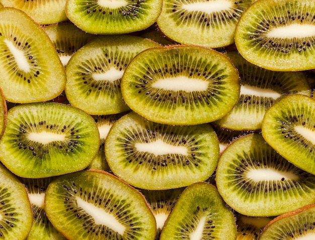 Free photo top view kiwi slices arrangement