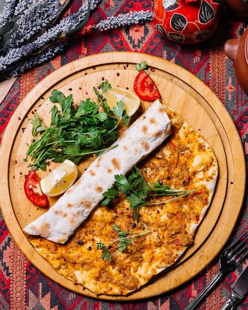 Free Photo top view lahmajun with meat parsley tomatoes and lemon on a tray