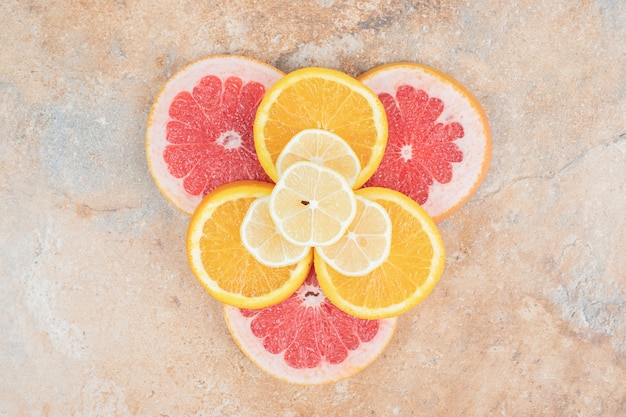 Free photo top view of lemon, orange and grapefruit slices. high quality photo