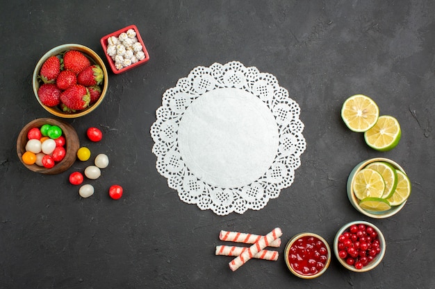 Free Photo top view lemon slices with candies and fruits