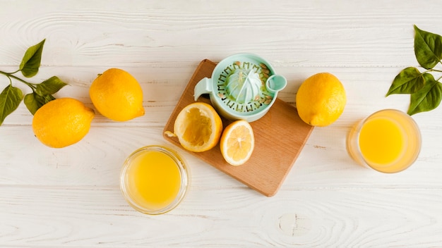 Free photo top view lemons on wooden background