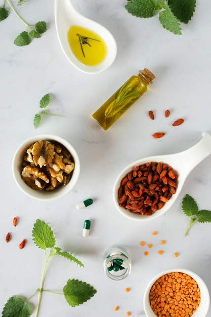 Free Photo top view lentils with goji berries on the table