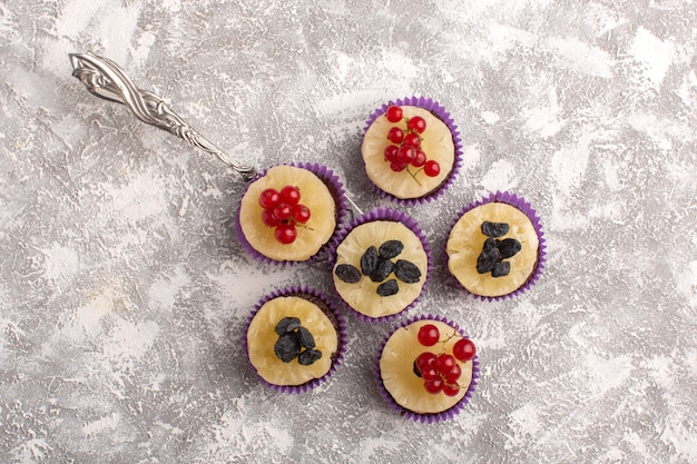 Free photo top view little chocolate brownies with cranberries on the light background cake biscuit sugar sweet bake dough