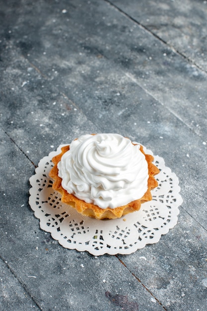 Free photo top view little creamy cake baked delicious isolated on the grey light desk cake biscuit sweet color cream sugar