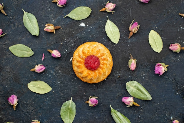 Free photo top view little delicious cake with raspberry on the dark surface