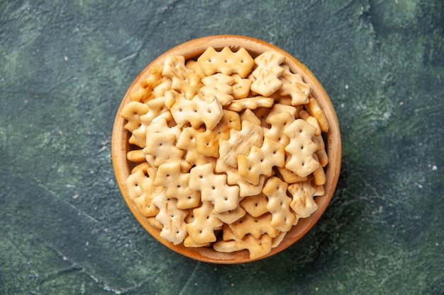 Free photo top view of little salted crackers in bowl