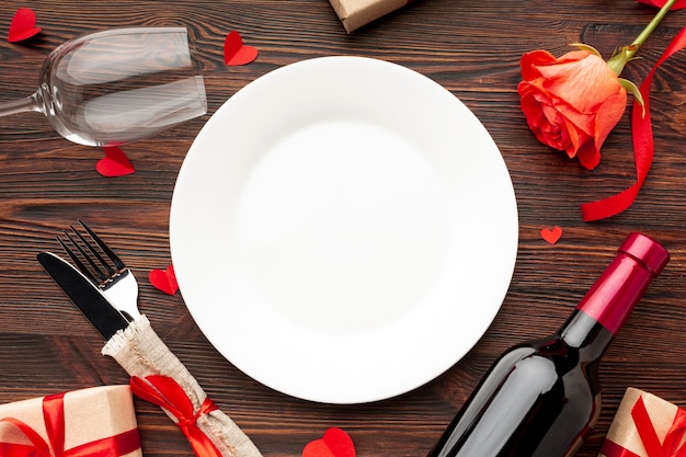 Free photo top view lovely arrangement for valentines day dinner on wooden background