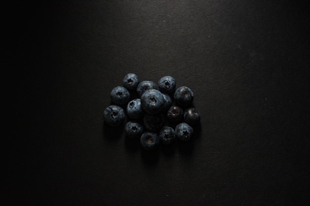 Free photo top view of many blueberries on a gray background