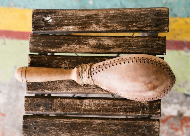 Free photo top view maraca on wooden stand