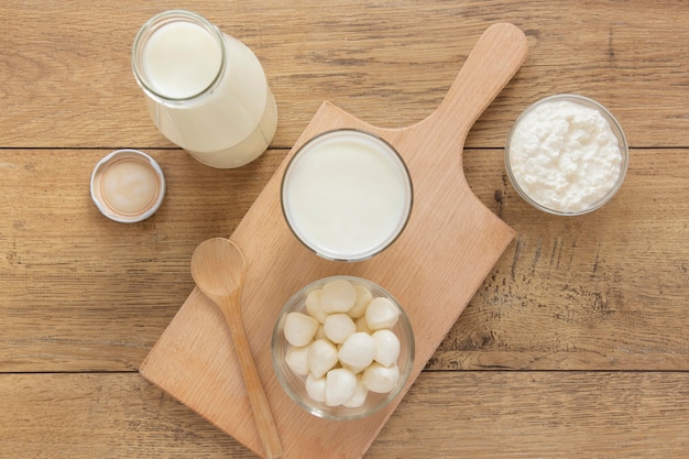 Free photo top view milk on wooden background