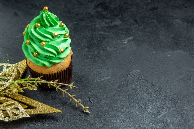 Free photo top view mini xmas tree cupcake and golden hanging ornament on dark background free place