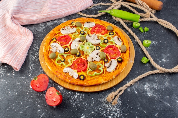 Free photo top view mushroom pizza with tomatoes olives mushrooms with fresh tomatoes and peppers on the grey desk pizza dough italian food