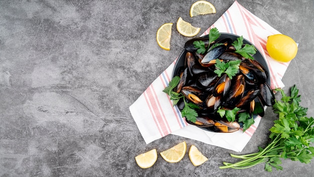 Free photo top view mussels and herbs