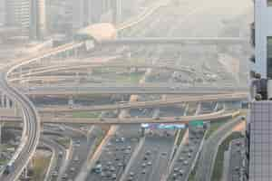 Free photo top view of numerous cars in a traffic in dubai, united arab emirates