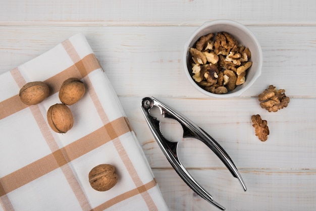 Free photo top view nuts on wooden table