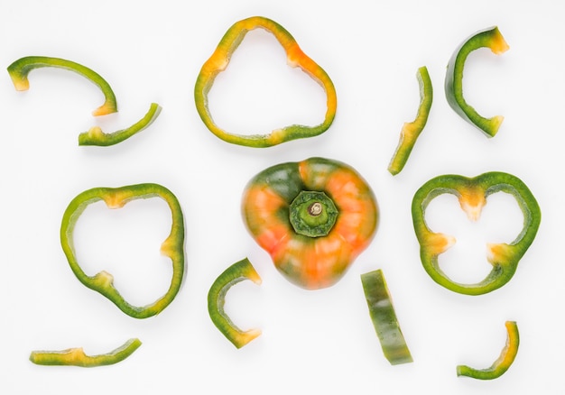 Free photo top view organic bell peppers on the table