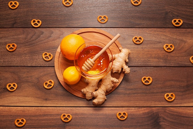 Free photo top view organic honey with lemon and ginger