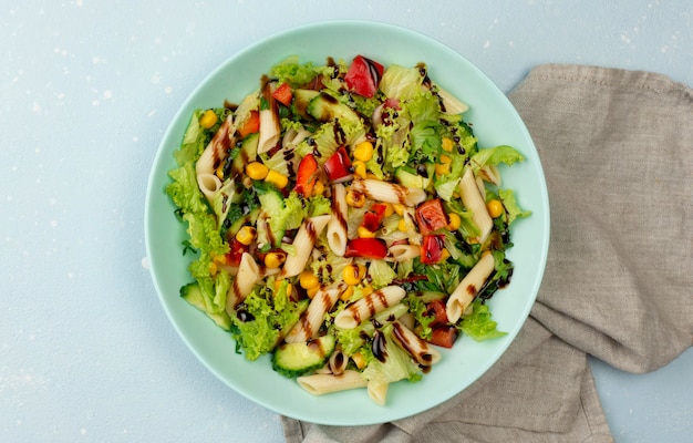 Free photo top view pasta salad with balsamic vinegar and kitchen towel