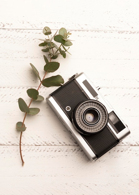 Free photo top view photo camera on wooden table