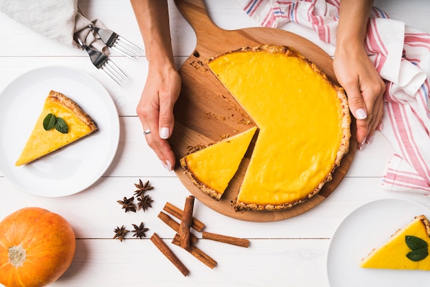 Free photo top view pie on wooden board