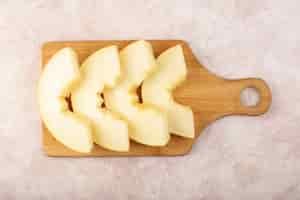 Free photo a top view pieced fresh melon mellow juicy and sweet lined on wooden desk