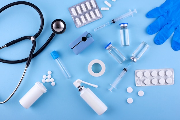 Free photo top view pills and stethoscope arrangement