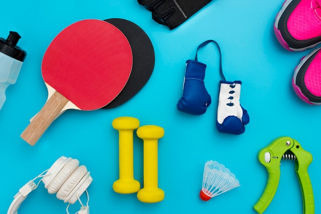 Free photo top view of ping pong paddles with boxing gloves and sport essentials