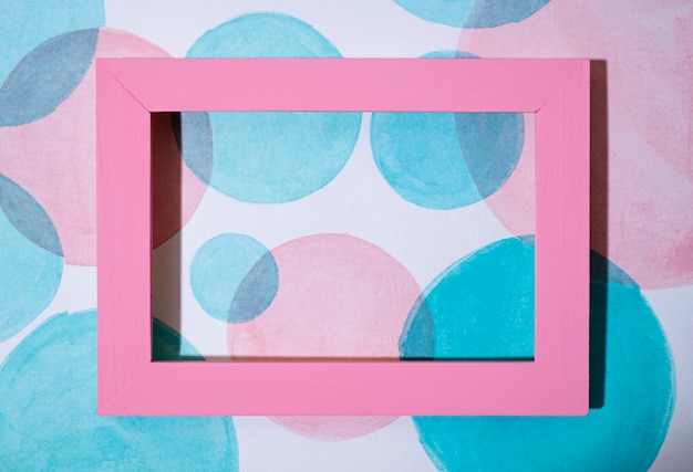 Free photo top view pink frame on painted background