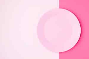 Free photo top view pink plate on table