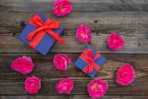 Free photo top view pink roses and gifts