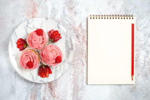 Free Photo top view of pink strawberry cakes with fresh red strawberries on white surface