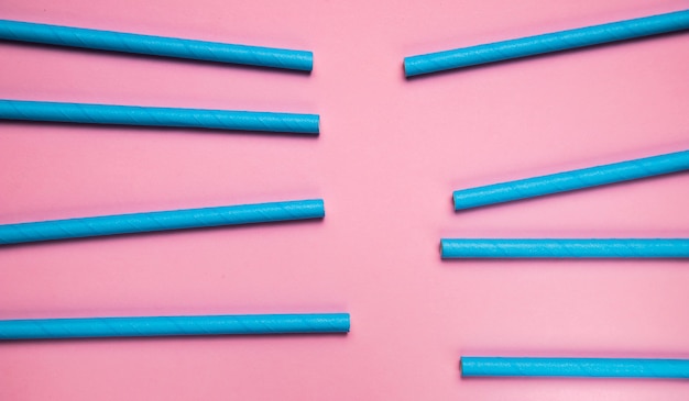 Free photo top view plastic blue straw collection