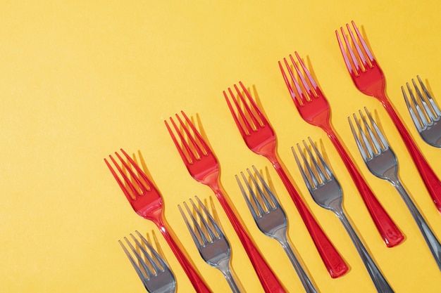 Free photo top view plastic cutlery