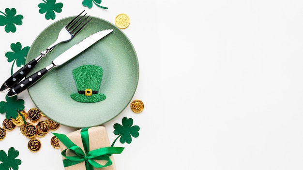 Free photo top view plate and cutlery st patrick day