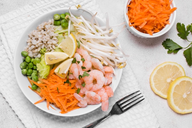 Free photo top view of plate of shrimp and vegetables