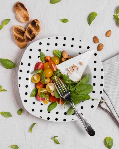 Free photo top view of plate with organic vegetables and toast