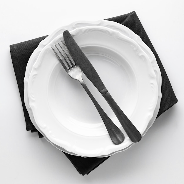 Free photo top view of plates with cutlery and napkin