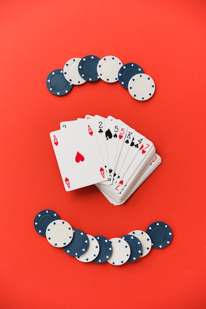 Free photo top view playing cards with poker chips