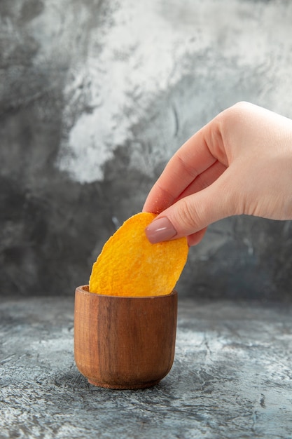 Free photo top view of potato chip in a ketchup smal bowl on gray background