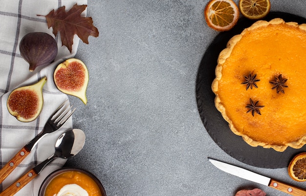 Free photo top view pumpkin pie and cutlery