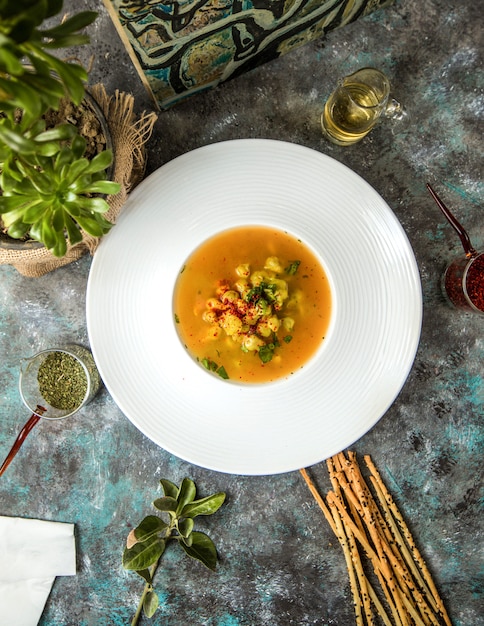 Free photo top view pumpkin soup bowl with crackers